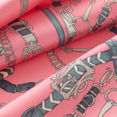 Hermès シルク プリーツ スカーフ 赤 ゴールド系 Hermès シルク プリーツ スカーフ 赤 ゴールド系（レディス